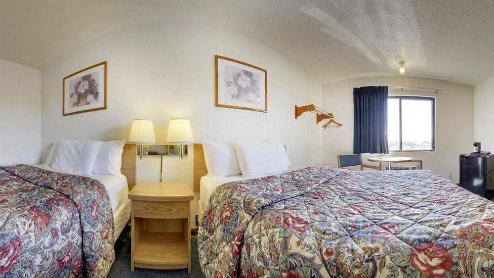Super 8 By Wyndham Manhattan Ks Luaran gambar