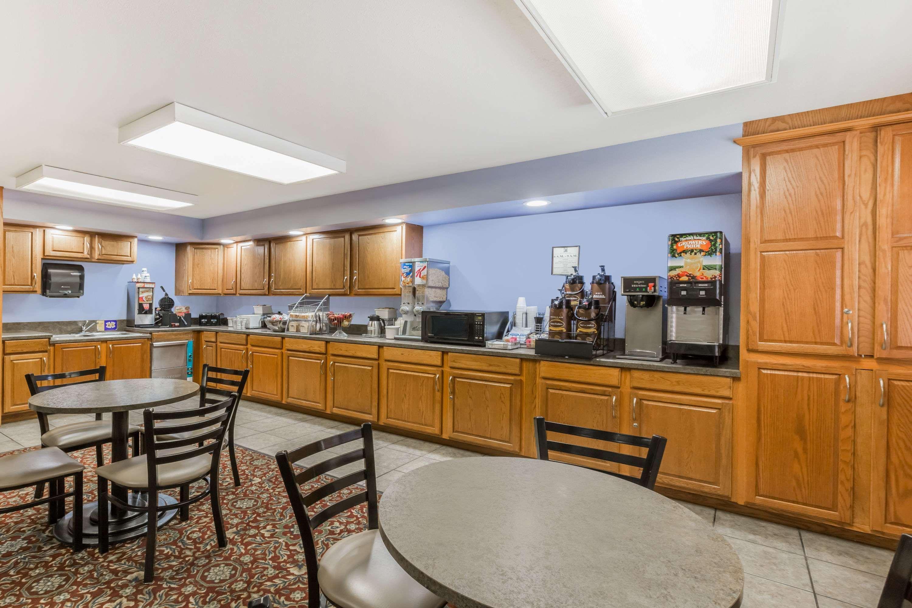 Super 8 By Wyndham Manhattan Ks Luaran gambar