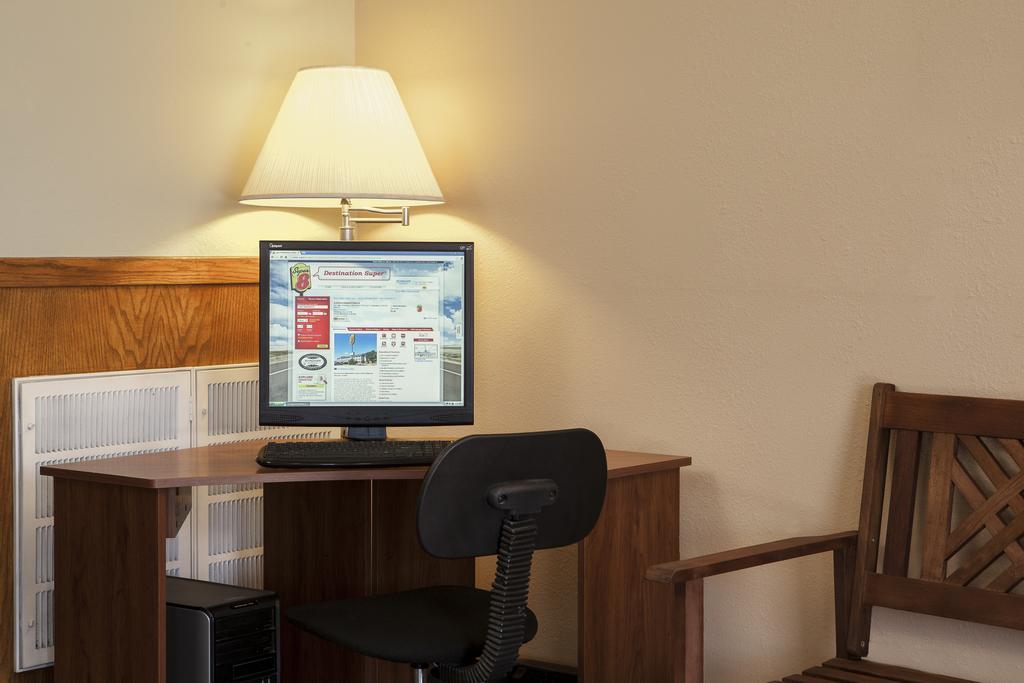 Super 8 By Wyndham Manhattan Ks Luaran gambar