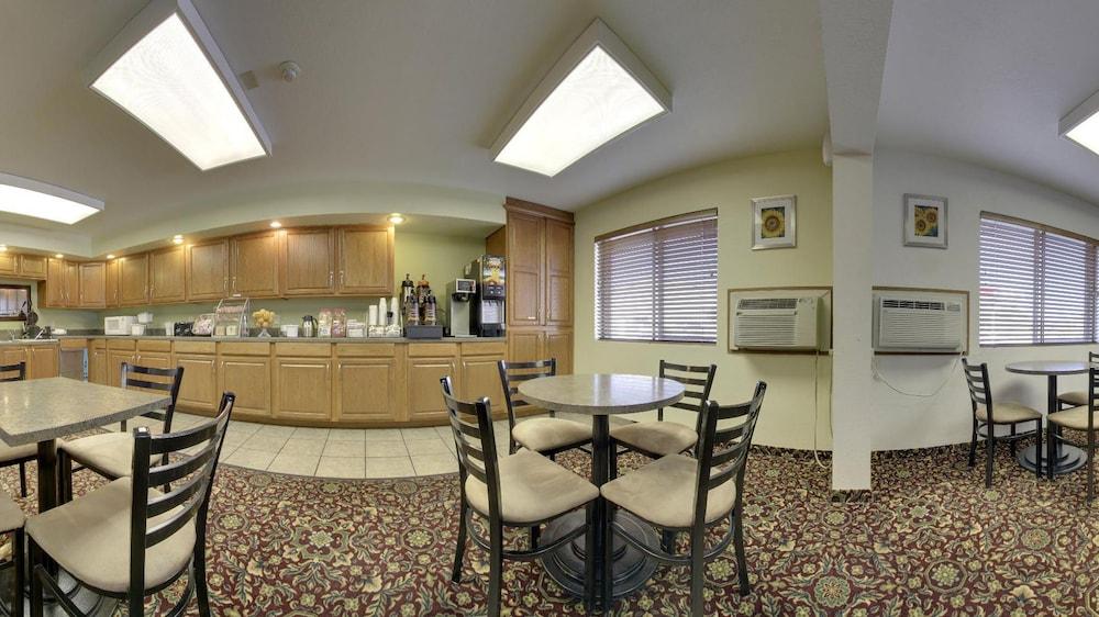 Super 8 By Wyndham Manhattan Ks Luaran gambar