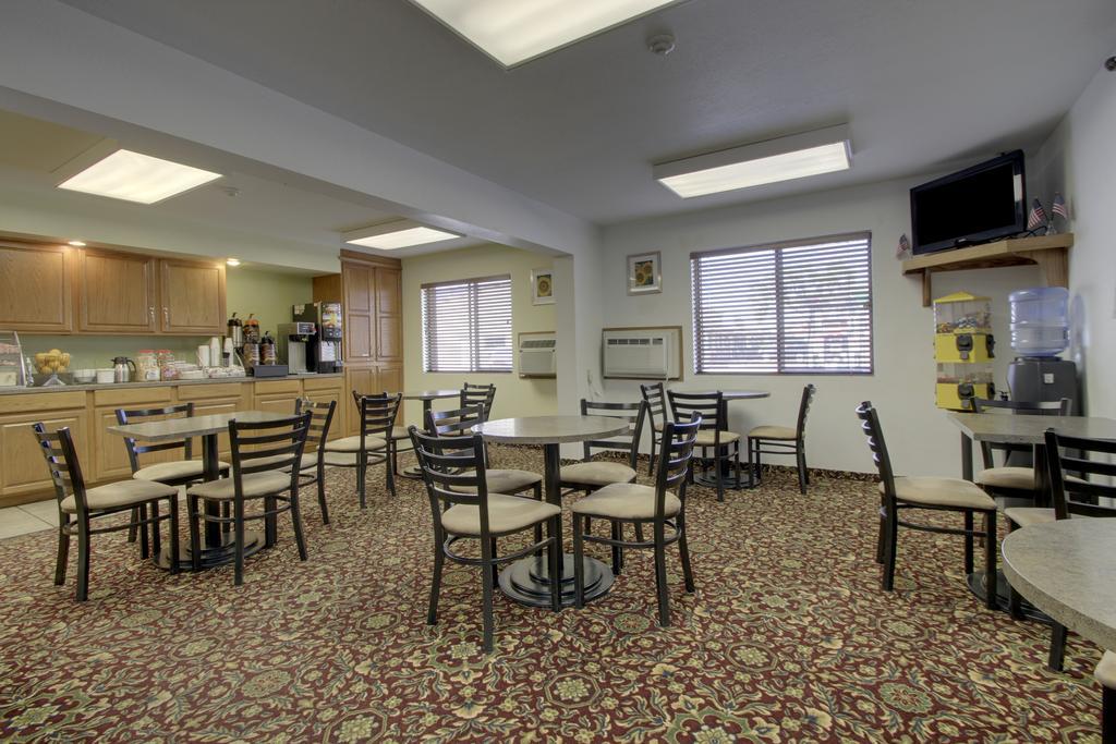 Super 8 By Wyndham Manhattan Ks Restoran gambar